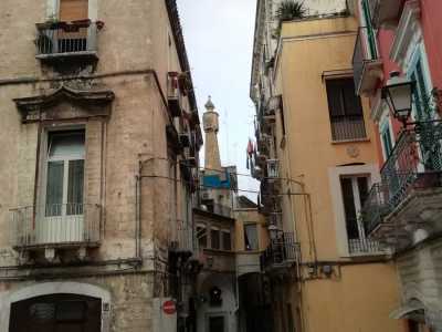 ...bisogna incamminarsi nella stradina omonima che conduce in strada degli Orefici 
